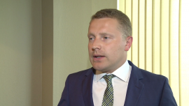 Prawie 2,5 mln Polaków ulokowała oszczędności w ubezpieczeniowych funduszach kapitałowych. Połowa kupiła polisy na życie z niewielkim dodatkiem inwestycji INWESTOR, ,fundusze inwestycyjne, polisy, polisy. rynek ubezpieczeń, polisolokaty, umowa, inwestorzy indywidualni, trzeci filar, opłaty pobierane przez banki, doradca klienta - Wartość kapitału zgromadzonego przez Polaków w ubezpieczeniowych funduszach kapitałowych wyniosła przeszło 55 mld zł i była ponad 25 razy większa niż w tzw. trzecim filarze emerytalnym. Swoje oszczędności w tego typu funduszach gromadzi prawie 2,5 mln Polaków. Zdaniem Bartosza Mazurka nie wszystkie tego rodzaju instrumenty przynoszą jednak korzyści. Liczy się więc wsparcie ze strony profesjonalnego doradcy.