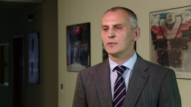 Scania sprzedaje coraz więcej ciężarówek. W I kwartale br. zapotrzebowanie na pojazdy firmy w Europie było rekordowo wysokie INWESTOR, ,samochody ciężarowe, samochody dostawcze, logistyka, firmy transportowe, transport drogowy, spedycja, Unia Europejska, flota samochodowa - Rośnie popyt na samochody ciężarowe Scania. Najwięcej zamówień spływa z Europy, gdzie klienci w pierwszym kwartale tego roku zgłosili zapotrzebowanie na 12,8 tys. pojazdów, aż o 32 proc. więcej niż rok wcześniej. Dobry wynik firmy wynika z potrzeby wymiany stosunkowo wyeksploatowanej floty przewoźników, niskich cen paliwa, rozwoju firm logistycznych oraz słabnących skutków kryzysu gospodarczego na południu Starego Kontynentu.