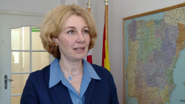 Hiszpańska gospodarka staje na nogi, ale światowe niepokoje mogą ją podciąć INWESTOR, ,Hiszpania, brexit, wybory, PMI, PKB, sektor usług, nowe miejsca pracy, turystyka, aktywność biznesowa - Od przeszło dwóch i pół roku hiszpański sektor usług nieprzerwanie rośnie, co miesiąc pokazując wskaźnik nastrojów powyżej 50 pkt. Pierwsze półrocze zamknęło się rekordowym wynikiem dzięki wzrostowi aktywności biznesowej, rosnącej liczbie nowych firm i miejsc pracy. Analitycy podkreślają jednak, że optymizm hiszpańskich przedsiębiorców i oparte na nim zaufanie zmierzone zostały w większości przed referendum w Wielkiej Brytanii. Przyszłotygodniowe dane za lipiec pokażą, na ile te dobre nastroje były trwałe.