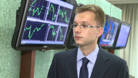 Ł. Bugaj: inwestorzy powinni wybierać akcje firm uzależnionych od krajowej gospodarki, a unikać tych obciążonych ryzykiem regulacyjnym i politycznym INWESTOR, ,giełda, Warszawska Giełda, Giełda Papierów Wartościowych, sektor bankowy w Polsce, spółki giełdowe, ryzyko regulacyjne, polityka, obietnice wyborcze, PIS, Andrzej Duda - Zmiany polityczne spowodowały, że pod presją na warszawskiej giełdzie znajduje się sektor finansowy oraz firmy energetyczne. Zdaniem Łukasza Bugaja z Domu Maklerskiego BOŚ inwestorzy powinni obecnie zwracać uwagę na spółki, których sytuacja jest związana z krajową gospodarką bądź eksporterów, unikać natomiast przedsiębiorstw obciążonych ryzykiem regulacyjnym i politycznym.