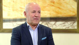 Ponad 70 proc. produkcji Drutexu idzie na eksport. Firma nie wyklucza wejścia na kolejne rynki BIZNES, ,Drutex, produkcja okien, eksport okien, Leszek Gierszewski, systemy okienno-drzwione PVC - Już co piąte okno sprzedawane w Europie jest produkowane w Polsce. Rośnie nie tylko produkcja, lecz także eksport. Firma Drutex zanotowała w ubiegłym roku 19-proc. wzrost, a na przychody w wysokości 620 mln zł największy wpływ miał właśnie eksport. Jego udział w sprzedaży sięga już ponad 70 proc. Do najważniejszych rynków należą kraje europejskie, przede wszystkim Niemcy i Włochy. Firma nie wyklucza wejścia na kolejne rynki.