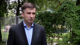 A. Rzońca (TEP): W światowej gospodarce nadchodzą trudne czasy. Słaby złoty uniemożliwi ochronę polskich interesów INWESTOR, ,złoty, zadłużenie, PKB, obligacje, Chiny, rynki wschodzące - Problemem światowej gospodarki jest rosnący dług. Zdaniem byłego członka RPP od przyszłego roku może to zacząć powodować kryzysy finansowe w różnych częściach globu, co będzie się odbijać także na polskiej gospodarce. Tymczasem w przeciwieństwie do czasów sprzed dekady w razie zawirowań będzie ona bezbronna, bo słaby złoty nie daje dziś możliwości amortyzacji wstrząsów.