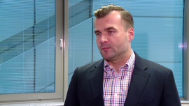 Zmiana prawa ukróciła wyłudzenia VAT w handlu smartfonami i tabletami. Oszuści przerzucili się na dyski twarde i procesory BIZNES, ,odwrócony VAT, podatek, oszustwo, karuzela podatkowa, ZIPSEE "Cyfrowa Polska" - Odwrócony VAT sprawdził się w walce z procederem wyłudzeń podatku na smartfonach, tabletach czy konsolach. Budżet mógł zyskać na tym w ciągu roku ok. 500 mln zł – szacują eksperci ZIPSEE „Cyfrowa Polska” i kancelarii DLA Piper. Jednocześnie zaczął tracić na wyłudzeniach VAT w obrocie procesorami i twardymi dyskami.