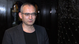 Rynek deweloperski bije kolejne rekordy. Dynamiczne dotąd wzrosty mogą nieco wyhamować BIZNES, ,MdM, Mieszkanie dla Młodych, rynek deweloperski, rynek mieszkaniowy, popyt na mieszkania, REAS, sprzedaż mieszkań, metraż mieszkania, koniunktura na rynku deweloperskim - W II kwartale deweloperzy w sześciu największych miastach Polski sprzedali ponad 15 tys. lokali – wynika z raportu REAS. To o prawie jedną piątą więcej niż rok wcześniej. Jeszcze mocniej wzrosła liczba mieszkań wprowadzonych do sprzedaży (o blisko 35 proc.). – Widzimy jednak, że na rynku gwałtowny wzrost zaczyna wyhamowywać – mówią przedstawiciele wrocławskiego dewelopera Archicom.