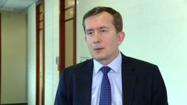 J. Janecki: propozycja w sprawie OFE to za mało by zachęcić inwestorów do powrotu na GPW INWESTOR, ,OFE, ustawa frankowa, GPW, WIG20, kapitalizacja giełdy, WIG-banki - Zaproponowane przez wicepremiera Morawieckiego rozwiązanie problemu emerytalnego przez większość ekonomistów przyjmowane jest pozytywnie i z nadzieją na impuls dla polskiej giełdy. Byłoby bowiem zachętą do gromadzenia i inwestowania oszczędności. Jak jednak podkreśla Jarosław Janecki, główny ekonomista Société Générale, na optymizm jest jeszcze za wcześnie, bo nie wiadomo czy, kiedy i w jakiej ostatecznej postaci pomysł ministra rozwoju miałby wejść w życie.