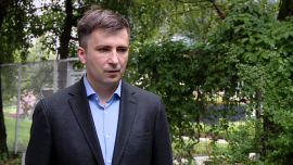 A. Rzońca (TEP): W negatywnym scenariuszu deficyt budżetowy w 2018 roku może wynieść 100 mld zł INWESTOR, ,deficyt budżetowy, program 500+, obniżenie wieku emerytalnego, podniesienie kwoty wolnej od podatku, wzrost PKB, złoty - Rządowe wydatki na już działający program 500+, procedowane obniżenie wieku emerytalnego czy zapowiadane podniesienie kwoty wolnej od podatku to łącznie kwota ponad 50 mld zł. Podatek bankowy zapewni jedynie ok. 5 mld zł, podatek od sprzedaży detalicznej – 1 mld zł. Tymczasem deficyt planowany już na ten rok wynosi niemal 55 mld zł. Oznacza to, że jeśli rządowi nie uda się uszczelnić systemu podatkowego, za dwa lata dziura budżetowa może się powiększyć dwukrotnie.