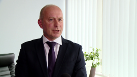 Lufthansa widzi duży potencjał rozwoju w lotach długodystansowych i chce rozwijać siatkę egzotycznych połączeń INWESTOR, ,linie lotnicze, Lufthansa, siatka połączeń, połączenia lotnicze, podróże samolotem, podróże Polaków, egzotyczne wakacje, loty pasażerskie - Linie lotnicze Lufthansa dostrzegają znacznie większy popyt na podróże długodystansowe. Obecnie samoloty przedsiębiorstwa latają 23 tysiące razy w tygodniu do 316 destynacji w 101 krajach. Jak twierdzi Frank Wagner, country manager Lufthansa Group w Polsce, kierunki podróży Polaków przenoszą się z Europy do bardziej egzotycznych miejsc. Jednym z najbardziej popularnych kierunków wybieranych przez Polaków jest Tampa na Florydzie.