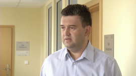 R. Parvi (WSB): Propozycja prezydenta ws. frankowiczów odroczyła problem na rok. Kredytobiorcy powinni sami występować o swoje środki BIZNES, ,kredyt walutowy, frankowicze, kredytobiorca, bank, spread - Nowy projekt ustawy frankowej autorstwa Kancelarii Prezydenta, który na początku sierpnia trafił do Sejmu, rozczarował kredytobiorców. Przewiduje on, że co najmniej przez rok nie będzie przymusowego przewalutowania kredytów. Frankowicze natomiast mogą oczekiwać zwrotu środków pieniężnych poprzez zawyżane spready bez konieczności udawania się do sądów. Zdaniem eksperta Wyższej Szkoły Bankowej jest to dobre rozwiązanie.