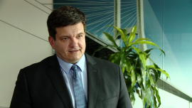 A. Krześniak: nie spodziewam się podwyższenia ratingu Polski w ciągu najbliższych kilku lat INWESTOR, ,Deutsche Bank Polska, podwyżka stóp procentowych, Rezerwa Federalna, notowania walut, kondycja gospodarki amerykańskiej, złoty, Trybunał Konstytucyjny - Na 9 września agencja Moody's zaplanowała weryfikację ratingu Polski. Zdaniem Arkadiusza Krześniaka, głównego ekonomisty Deutsche Bank Polska, agencja najprawdopodobniej utrzyma notowania kraju na obecnym poziomie z taką samą, negatywną perspektywą. Ekspert zaznacza, że w oczekiwaniu na decyzję agencji kurs złotego będzie na niskim poziomie. Na spadek jego notowań może także wpłynąć perspektywa jeszcze dwóch w br. podwyżek stóp procentowych w Stanach Zjednoczonych.