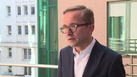 Nowelizacja ustawy hazardowej ma zmniejszyć szarą strefę. Wpływy do budżetu będą większe BIZNES, ,ustawa hazardowa, zakłady bukmacherskie, blokowanie stron internetowych zagranicznych stron hazardowych, E-Toto Zakłady Bukmacherskie, Wojciech Michałowski - Zmiany dotyczące ustawy hazardowej według ekspertów na pewno wpłyną korzystnie na uregulowanie rynku branży bukmacherskiej w Polsce, ograniczą szarą strefę, większe będą też wpływy do budżetu Skarbu Państwa. Jak ocenia Wojciech Michałowski, prezes spółki E-Toto Zakłady Bukmacherskie, wątpliwości budzą jednak kwestie blokowania stron internetowych zagranicznych operatorów i płatności do nich. Dobrym pomysłem jest zmiana 12 proc. podatku obrotowego na 20 proc. podatek od przychodu.