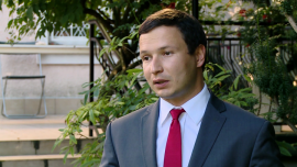 A. Łaszek (FOR): Rosnący dług publiczny zniechęca zagranicznych inwestorów i osłabia złotego INWESTOR, ,dług publiczny Polski, dług publiczny, produkt krajowy brutto, PKB, zadłużenie Skarbu Państwa, forum obywatelskiego rozwoju, for, sytuacja ekonomiczna, zobowiązania emerytalne - Pod koniec czerwca br. szacunkowa wartość długu publicznego wyniosła 975 mld zł, co daje 25,5 tys. zł. na każdego mieszkańca Polski. Do tego dochodzą jeszcze zobowiązania emerytalne państwa, których wartość tylko ze strony Zakładu Ubezpieczeń Społecznych wynosi 3235 mld zł, czyli 85,2 tys. zł na przeciętnego Polaka. Według Forum Obywatelskiego Rozwoju obietnice ograniczenia przez rząd wydatków publicznych w latach wyborczych 2018 i 2019 są mało wiarygodne, a rosnący dług publiczny zniechęca zagraniczny kapitał do inwestowania i tym samym osłabia złotego.