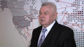 Prof. W. Bokajło: Zwycięstwo Hillary Clinton to pewność kontynuacji dotychczasowej polityki. Donald Trump to gorszy wybór dla Polski i Europy BIZNES, ,wybory prezydenckie w Stanach Zjednoczonych, Hillary Clinton, Donald Trump, sytuacja Polski, wpółpraca Polski z USA, prof. dr hab. Wiesław Bokajło - Lepszym scenariuszem dla Polski byłaby wygrana Hillary Clinton – przekonuje prof. dr hab. Wiesław Bokajło z Wyższej Szkoły Bankowej. Zwycięstwo kandydatki demokratów oznacza kontynuację dotychczasowej polityki i współpracę z Unią Europejską, na czym zyska również Polska. Donald Trump w Białym Domu oznacza politykę nieobliczalną. Kandydat republikanów zapowiada zacieśnienie współpracy z Rosją i dobre relacje ze światowymi potęgami. Polska to dla niego kraj peryferyjny.