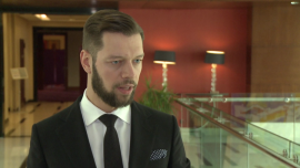 Problemy z nieterminowymi płatnościami codziennością dla firm. Dotyczą 70 proc. małych i średnich przedsiębiorstw BIZNES, ,faktoring, małe i średnie przedsiębiorstwa, faktury, płatności, płynność finansowa, Narodowy Fundusz Gwarancyjny, Michał Pawlik - Ponad 70 proc. małych i średnich przedsiębiorstw ma problem z nieterminowymi płatnościami. Blisko połowa przyznaje, że opóźnione lub niezapłacone zobowiązania wpływają na ich działalność. Choć skraca się czas oczekiwania na zapłatę, to opóźnienia wpływają negatywnie nie tylko na firmę, lecz także na jej kontrahentów, a tym samym na całą gospodarkę. Rozwiązaniem problemu utraty płynności może być faktoring. W Polsce rośnie jego popularność, choć wciąż korzysta z niego tylko znikomy procent małych i średnich przedsiębiorstw.