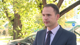 Kłopoty z dostępnością dębiny wpływają na producentów podłóg. Cena produktów z drewna dębowego może pójść w górę INWESTOR, ,podłogi drewniane, produkcja podłóg, podłogi debowe, drewno egzotyczne, niska podaż drewna dębowego, Jawor-Parkiet, Grzegprz Sadowski - Polska jest liderem branży podłóg drewnianych. Największym i rosnącym zainteresowaniem cieszą się podłogi dębowe, które stanowią ok. 80 proc. oferty. Zagrożeniem dla dalszego rozwoju może być deficyt drewna dębowego, wynika z raportu Forestor Communication. Ograniczona podaż powoduje, że producenci stawiają na optymalizację surowca. Stawiają też na import i nowe źródła dostaw. Cena dębiny wzrosła o 20–30 proc. Producenci nie mogą w nieskończoność schodzić z marż, dlatego cena produktu będzie rosnąć – ocenia Grzegorz Sadowski z Jawor-Parkiet.