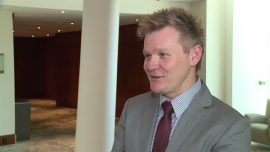 Inteligentne systemy parkingowe mają rozwiązać problem korków. Warszawa testuje smart parking BIZNES, , - Miasta coraz odważniej szukają w rozwiązaniach z zakresu smart city szans na zwiększenie oszczędności, poprawę bezpieczeństwa czy dodatkowe źródła przychodów. Możliwości uzyskania korzyści we wszystkich tych elementach mają oferować inteligentne systemy parkingowe. Warszawa właśnie rozpoczęła testy monitoringu płatnych postojów samochodów w centrum aglomeracji.