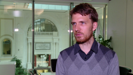 M. Krajczewski: oddaliło się widmo przewalutowania kredytów frankowych oraz likwidacji OFE. Warszawska giełda może więc nadrabiać zaległości wobec parkietów zachodnich INWESTOR, ,BGŻ BNP Paribas, podatek bankowy, podatek od instytucji finansowych, OFE a ZUS, otwarte fundusze emerytalne, Mateusz Morawiecki, przewalutowanie kredytów frankowych - Realizacja obietnicy wyborczej rządu dotyczącej przewalutowania kredytów frankowych, która zdaniem ekspertów stanowiła zagrożenie dla krajowej gospodarki, została przynajmniej oddalona w czasie. Likwidacja OFE w ostatniej wersji może wręcz przynieść korzyści rynkowi kapitałowemu. Zdaniem Michała Krajczewskiego z Banku BGŻ BNP Paribas warszawska giełda może więc obecnie nadrabiać zaległości wobec parkietów zachodnich.