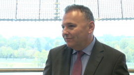 Polska zbyt wolno awansuje w rankingach innowacyjności. Duże firmy muszą się uczyć od start-upów BIZNES, ,innowacje, start-upy, Startup Poland, Witold Orłowski, Vistula, Polska Rada Biznesu, Komisja Europejska, patenty, badania i rozwój, big data - Polska jest w ogonie państw europejskich pod względem innowacyjności, zajmując dopiero 22. miejsce w rankingu Komisji Europejskiej. W ostatnim globalnym rankingu awansowała jednak o siedem pozycji, na 39. miejsce. Zdaniem Witolda Orłowskiego, rektora Akademii Vistula, innowacyjność to nie wynalazek, ale stan umysłu, czyli gotowość do myślenia o zupełnie nowych rozwiązaniach i do podejmowania ryzyka. Tego duże firmy muszą się uczyć od start-upów.