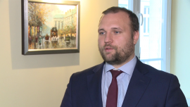 Złoty do końca roku może się znacząco osłabić w relacji do głównych walut INWESTOR, ,Adam Zaremba, Saturn TFI, waluy, złoty, forex, euro, dolar, FOMC, RPP - Prognozy dla polskiej waluty nie są najlepsze. Będzie w nią uderzać zarówno to, co dzieje się za granicą, jak i to, co się dzieje w kraju. Nie zdziwiłbym się, gdyby pod koniec roku euro zdrożało do poziomu 4,35 zł – przewiduje Adam Zaremba z Saturn TFI. Zdaniem głównego ekonomisty czynniki zewnętrzne wybitnie nie sprzyjają złotemu.