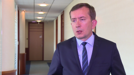 J. Janecki: Rekonstrukcja rządu może przynieść przyspieszenie kwestii istotnych dla rynków finansowych. Pierwsze efekty możliwe w ciągu kilku miesięcy INWESTOR, ,rekonstrukcja rządu, Komitet Ekonomiczny przy Prezesie Rady Ministrów, resort rozwoju, resort finansów, jednolity podatek, podatek od sprzedaży, obniżenie wieku emerytalnego, kredyty frankowe, Société Générale, Jarosław Janecki - W perspektywie kilku miesięcy powinniśmy poznać szczegóły dotyczące podatku od sprzedaży, nierozwiązanej wciąż kwestii kredytów frankowych, obniżenia wieku emerytalnego i polityki fiskalnej – ocenia Jarosław Janecki, główny ekonomista Société Générale. Przyspieszenie to efekt rekonstrukcji rządu i powołania Komitetu Ekonomicznego. Skupienie zadań ministra rozwoju i finansów w jednej osobie może jednak wiązać się z problemami organizacyjnymi.