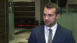 R. Sadoch: o kondycję polskiego eksportu nie musimy się martwić. Znacznie bardziej niepokojący jest wciąż niski poziom inwestycji INWESTOR, ,PMI, PMI dla przemysłu, wskaźniki koniunktury, niemiecka gospodarka, eksport do Niemiec, sprzedaż zagraniczna, eksporterzy, inwestycje firm, polska gospodarka, Euroland, RPP - Wstępne odczyty wskaźników dotyczących sytuacji w sektorze przemysłowym i usługowym Niemiec potwierdzają, że tamtejsza gospodarka jest w dobrej kondycji. To dobra wiadomość dla krajowych eksporterów, bo Polska do Niemiec kieruje około jednej czwartej swojej sprzedaży zagranicznej. Zdaniem Rafała Sadocha, analityka Domu Maklerskiego mBanku, w przypadku krajowej gospodarki obecnie znacznie bardziej niepokojący jest zastój w inwestycjach, który może się utrzymać.