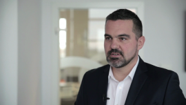 Ilość danych o użytkownikach internetu rośnie w tempie 40 proc. rocznie. Coraz więcej firm je zbiera i analizuje BIZNES, ,dane, udostępnianie danych w internecie, aplikacje, użytkownicy, dopasowanie produktów do potrzeb klientów, reklama targetowana, internet rzeczy, Michał Guzek, Hicron - Liczba danych udostępnianych w internecie rośnie w szybkim tempie. Coraz więcej firm zbiera informacje o użytkownikach. Choć z jednej strony boimy się „wielkiego brata”, to często chętnie korzystamy np. z bezpłatnych aplikacji, które żądają dostępu do naszych danych. Te stają się wówczas walutą. Gromadzone o konsumentach informacje pozwalają poprawić produkty i lepiej dopasować je do ich potrzeb.