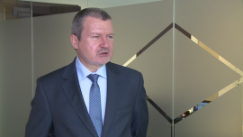 Jednolity podatek uprości system podatkowy. Mogą na nim jednak stracić najmniejsi przedsiębiorcy INWESTOR, ,jednolity podatek, CIT, 19 proc. podatek liniowy, stawka progresywna, mali przedsiębiorcy, minimalne wynagrodzenie, obciążenie ZUS, Roman Przasnyski, Gerda Broker - Wprowadzenie jednolitego obciążenia podatkowego to z jednej strony uproszczenie systemu, z drugiej strony zapowiedzi wskazują, że ucierpią mali przedsiębiorcy i samozatrudnieni – ocenia Roman Przasnyski, główny analityk Gerda Broker. Jednolity podatek oznacza likwidację liniowego 19 proc. Stawek podatkowych ma być kilka, planowana skala podatkowa ma zostać przedstawiona do połowy listopada. Zmiany mogłyby wejść w życie od 2018 roku.