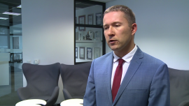 P. Kwiecień (XTB): mimo lewicowego programu kandydatki demokratów, rynki preferują zwycięstwo Clinton INWESTOR, ,wybory w USA, Hilary Clinton, Donald Trump, swing states, głosy elektorskie, sondaże - Za niespełna trzy tygodnie świat pozna wyniki wyborów prezydenckich w USA. Choć zwykle rynki reagują pozytywnie, gdy szala zwycięstwa przechyla się na stronę republikanów, tym razem po raz pierwszy, sprzyjać im będzie wygrana Hilary Clinton. Mimo protekcjonistycznego programu kandydatka demokratów jest bowiem politykiem przewidywalnym.