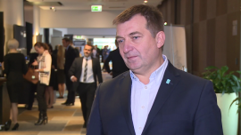 W Polsce brakuje dużych i silnych organizacji społecznych. Samo zwiększanie funduszy nie rozwiąże problemów społecznych BIZNES, ,organizacje pozarządowe, współpraca sektora publiczengo z biznesem, problemy społeczne, misje społeczne, siła instytucjonalna organizacji pozarządowych, Stowarzyszenie Siemacha, ks. Andrzej Augustyński - Ponad 75 proc. organizacji społecznych nawiązuje współpracę z prywatnym sektorem. Częściej są to jednak jednorazowe działania, rzadziej relacje o długotrwałym charakterze. Należy jednak zrozumieć, że problemów społecznych nie rozwiąże się wyłącznie za pomocą zwiększania finansów wypuszczanych na rynek – przekonuje ks. Andrzej Augustyński, dyrektor generalny Stowarzyszenia SIEMACHA. Jego zdaniem konieczne jest zbudowanie siły instytucjonalnej organizacji społecznych. Muszą one być silnym partnerem dla biznesu, a firmy muszą to zaakceptować – podkreśla.