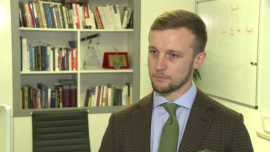 Brak regulacji wstrzymuje rozwój OZE. Traci na tym także crowdfunding udziałowy, coraz popularniejsza w Polsce forma inwestowania INWESTOR, ,OZE, blackout, zanieczyszczenie powietrza, węgiel, miks energetyczny, crowdfunding w branży OZE, regulacje prawne OZE, Pracownia Finansowa, Maciej Musiał - Opłacalność produkcji energii z OZE jest znikoma. Od blisko roku wszystkie odnawialne źródła energii stoją przez paraliż związany z niewdrożeniem aktów prawnych, które regulują ten rynek – wskazuje Maciej Musiał z Pracowni Finansowej. Inwestorzy czekają na wprowadzenie systemu aukcyjnego, który pozwoli na sprawniejsze pozyskiwanie funduszy z crowdfundingu, coraz popularniejszej formie inwestowania w OZE.