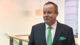 Przybywa inwestycji w nieruchomości komercyjne w Polsce. W pierwszej połowie roku aktywność inwestorów wzrosła 2,5-krotnie BIZNES, ,nieruchomości komercyjne, inwestycje w nieruchomości komercyjne, zielone budownictwo, rynek powierzchni handlowej, rynek magazynów, rynek powierzchni biurowej, EuropaProperty, Craig Smith - Rośnie zainteresowanie nieruchomościami komercyjnymi w Polsce. Po rekordowym 2015 roku wciąż utrzymuje się dynamiczny rozwój. Całkowity wolumen inwestycji w nieruchomości komercyjne w pierwszej połowie 2016 roku przekroczył 2 mld euro, co oznacza 2,5-krotny wzrost aktywności inwestorów. Perspektywy na najbliższe lata są równie dobre, nie tylko dla Polski, lecz także dla całego regionu, który na tle zawirowań na Zachodzie wydaje się stabilny i bezpieczny.