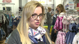 Średnio 100 zł wydamy w tym roku na prezent bożonarodzeniowy dla dziecka. 70 proc. Polaków kupi świąteczne upominki przez internet BIZNES, ,handel internetowy, technologie, zabawki, Smyk, sieci handlowe, dziecko - Z ponad 30 do blisko 50 proc. wzrósł odsetek rodziców, którzy chcą wydać na prezent dla swojego dziecka ponad 100 zł – wynika z badania przeprowadzonego na zlecenie sieci sklepów Smyk. Świąteczne upominki coraz częściej kupujemy przez internet. Dzieci najczęściej obdarowywane są zabawkami, rośnie jednak popularność książek, gier, puzzli i sprzętu sportowego. Tegorocznym hitem mogą się okazać również interaktywne, zaawansowane technologicznie zabawki.