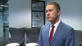 P. Kwiecień: Swing states najważniejsze dla wyniku wyborów prezydenckich w Stanach Zjednoczonych. Jeśli wygra Donald Trump, to można się spodziewać mocnej reakcji rynku INWESTOR, ,wybory prezydenckie w Stanach Zjednoczonych, swing states, Hillary Clinton, Donald Trump, rekacje rynku na wynii wyborów w Stanach Zjednoczonych, dr Przemysław Kwiecień, X-Trade Brokers Dom Maklerski - Wyniki ze swing states będą miały kluczowe znaczenie dla wyborów prezydenckich w Stanach Zjednoczonych. W zależności od tego, jak te stany będą głosowały, taka będzie reakcja rynku – ocenia dr Przemysław Kwiecień, główny ekonomista X-Trade Brokers Dom Maklerski. Zwycięstwo kandydata republikanów może zwiększyć ryzyko niepokoju na światowych rynkach finansowych. Hillary Clinton jest gwarantem stabilnej polityki Stanów Zjednoczonych, Donald Trump to zaś polityka nieprzewidywalna.