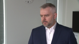 Orange ma milion aktywnych kart M2M. Cały polski rynek komunikujących się między sobą urządzeń wart jest 800 mln zł i rośnie BIZNES, ,Orange Polska, branża telekomunikacyjna, telekom, mariusz Gaca, Internet rzeczy, M2M, samorządy, inteligentne miasta - Wraz z rozwojem internetu rzeczy (IoT) rośnie segment usług machine-to-machine (M2M), którego wartość PwC szacuje na około 800 mln zł. Rynek rozwija się w tempie sięgającym 15-proc. rocznie, a największym zainteresowaniem technologia umożliwiająca komunikację między urządzeniami cieszy się w branży bezpieczeństwa, energetycznej i transportowej. Popyt na usługi M2M widać również w miastach i gminach, które je wdrażają, by poprawić efektywność i ograniczyć wydatki. Liderem z blisko 40-proc. udziałem w rynku jest Orange Polska, który właśnie ogłosił aktywowanie milionowej karty M2M.