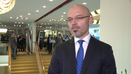 M. Kurtyka (wiceminister energii): dzięki dostawom z Norwegii gaz dla konsumentów będzie tańszy. Brama Północna to nasz najważniejszy projekt BIZNES, ,Brama Północna, dostawy gazu, bezpieczeństwo energetyczne, energetyka. Gazprom, Nord Stream 2, ceny gazu, LNG, terminal w Świnoujściu - Projekt Bramy Północnej, przez którą Polska będzie odbierać gaz z norweskiego szelfu, wraz z gazoportem w Świnoujściu przyczyni się do dywersyfikacji dostaw gazu i poprawy bezpieczeństwa energetycznego. Planowana inwestycja ma zielone światło Unii Europejskiej, a polski rząd szacuje, że nowe połączenie ruszy w 2022 roku i w długiej perspektywie przyczyni się do spadku cen surowca, co odczuje statystyczny Kowalski.