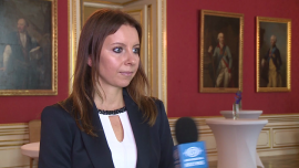 Rośnie liczba skarg na linie lotnicze. Pasażerowie coraz bardziej świadomi swoich praw BIZNES, ,ruch lotniczy, linie lotnicze, prawa konsumentów, Urząd Lotnictwa Cywilnego, Komisja Europejska, rynek lotniczy - Polscy pasażerowie są w europejskiej czołówce pod względem liczby skarg składanych na przewoźników lotniczych. Z roku na rok takich skarg przybywa, co wynika z rosnącej świadomości konsumentów w zakresie przysługujących im praw. Linie lotnicze wskazują, że unijne rozporządzenie, które określa prawa pasażerów w ruchu lotniczym, jest niejasne i pozostawia duże pole do interpretacji przepisów. Komisja Europejska rozważa jego nowelizację, nie zamierza jednak ograniczać zakresu ochrony przysługującej podróżnym.