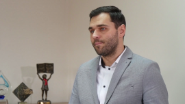 Biedronka najczęściej obecna w mediach spośród sieci handlowych. Głównie dzięki działaniom PR BIZNES, ,Biedronka, Biedronka konkurs literacki, społeczna odpowiedzialność biznesu CSR, public relations, PRESS-SERVICE Monitoring Mediów, Press, sieci handlowe - Marka Biedronka w ciągu ostatnich 12 miesięcy była liderem działań z zakresu public relations. To już trzeci rok z rzędu. Zadecydowały o tym aktywne działania public relations, częstotliwość, jakość oraz zasięg opublikowanych informacji, które ukazały się dzięki komunikatom prasowym, przedsięwzięciom z zakresu społecznej odpowiedzialności. Aby podobny efekt uzyskać dzięki reklamom, sieć musiałaby kupić powierzchnię i czas antenowy za około 155 mln zł. Kolejne dwie sieci uzyskały wynik dwukrotnie niższy.