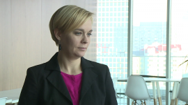 M. Petka-Zagajewska: Obniżenie wieku emerytalnego będzie gigantycznym kosztem dla sektora finansów publicznych. Ostrzeżenie agencji ratingowej Moody's nie dziwi INWESTOR, ,Moody's, rating Polski, agencje ratigowe, ocena wiarygodności kredytowej, obniżenie wieku emerytalnego, wzrost gospodarczy Polski - Obniżenie wieku emerytalnego będzie stanowić gigantyczny koszt dla sektora finansów publicznych. Zdaniem agencji ratingowej Moody's od 2017 roku nowe regulacje uruchomią wydatki na poziomie przeszło 10 mld zł rocznie. Według Marty Petki-Zagajewskiej z Raiffeisen Polbank negatywna ocena nowego prawa przez agencję nie dziwi, bo oprócz innych konsekwencji może ono osłabić wzrost gospodarczy Polski.