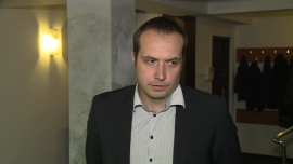 Branża alkoholowa szykuje się na przedświąteczny boom. Na prezenty najczęściej wybierane są wina BIZNES, ,napoje-alkohole-sprzedaż-święta-badania - Wybierając alkohol dla siebie, konsumenci częściej kierują się smakiem. Na prezenty kupują raczej trunki znanych i prestiżowych marek – wynika z badania SW Research. Na świąteczne prezenty najchętniej wybierane są wina, ale w dowód wdzięczności częściej wręczamy whisky. Polacy coraz częściej eksperymentują z nieznanymi wcześniej smakami, kupują lżejsze alkohole oraz markowe trunki, z wyższej półki.