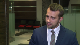 R. Sadoch: wyhamowanie PKB i niska inflacja mogą zachęcać rynek do spekulacji na temat obniżek stóp procentowych INWESTOR, ,stopy procentowe, Rada Polityki Pieniężnej, RPP, NBP, Rafał Sadoch, Dom Maklerski mBanku, Rezerwa Federalna, polityka monetarna w USA, notowania złotego, waluta, inflacja, PKB - Część analityków spodziewa się, że dane dotyczące PKB za III kwartał tego roku wskażą na wyhamowanie poniżej 3 proc. W najbliższych miesiącach powinna natomiast wzrastać inflacja, która wciąż będzie jednak utrzymywać się na niskim poziomie. Zdaniem Rafała Sadocha, analityka Domu Maklerskiego mBanku, oba te czynniki mogą zachęcić rynek do spekulacji dotyczących kolejnej obniżki stóp procentowych w kraju. W połączeniu z zaostrzeniem polityki monetarnej w USA może to wpłynąć niekorzystnie na notowania polskiej waluty.