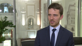 M. Krajczewski: inflację zobaczymy jeszcze pod koniec tego roku INWESTOR, ,inflacja, Biuro Maklerskie Banku BGŻ BNP Paribas, gospodarka, bank, deflacja, ropa, ceny, CPI, PKB, tempo wzrostu PKB, infrastruktura, budownictwo - Jeszcze w tym roku wskaźnik cen towarów i usług konsumpcyjnych wyjdzie na plus, głównie za sprawą drożejącej ropy – uważa Michał Krajczewski, analityk rynku papierów wartościowych Biura Maklerskiego Banku BGŻ BNP Paribas. Jego zdaniem nie trzeba się jednak obawiać "wystrzału" inflacji w 2017 roku, bo słaby wzrost gospodarczy na świecie nie doprowadzi do zwyżek cen.