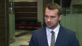 R. Sadoch: ceny ropy w 2017 r. nie wzrosną ponad poziom 50 dol. za baryłkę INWESTOR, ,ropa Crude, odwierty, OPEC, ceny ropy, Iran, ograniczenie wydobycia, porozumienie - Choć są wciąż o połowę niższe niż jeszcze dwa i pół roku temu, ceny ropy naftowej zdołały wzrosnąć w tym roku o jedną trzecią i oscylują w okolicach 50 dol. za baryłkę. Wzrost wspierają wypływające co kilka tygodni z kręgu producentów surowca informacje o możliwym porozumieniu ws. zamrożenia czy nawet ograniczenia produkcji ropy. Zdaniem Rafała Sadocha z mBanku szanse na takie porozumienie są jednak nikłe, a czarne złoto nawet przez cały przyszły rok nie wybije się wyraźnie ponad poziom 50 dol. za baryłkę.