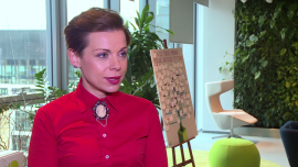 Na zbliżające się święta Bożego Narodzenia Polacy mają zamiar wydać średnio 700 zł. To mniej niż rok temu BIZNES, ,święta, konsumenci, wydatki, prezenty, świąteczny budżet, święta Bożego Narodzenia, organizacja świąt - W tym roku planujemy wydać na organizację świąt Bożego Narodzenia średnio 722 zł, czyli o ok. 100 zł mniej niż przed rokiem. Tylko 10 proc. Polaków przeznaczy na ten cel więcej niż 1 tys. zł, a 24 proc. nie więcej niż 400 zł – wynika z badania Providenta. Największe wydatki poniosą osoby mające duże rodziny, najmniejsze najmłodsi respondenci. 77 proc. z nas spodziewa się prezentu pod choinką, choć optymizm w tej sprawie spada wraz z wiekiem. Kobiety chcą najczęściej otrzymać kosmetyki, odzież bądź biżuterię, a mężczyźni elektronikę lub alkohol.