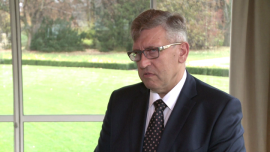 Co trzecia firma rozpocznie inwestycje w ciągu 6 miesięcy. Większość wykorzysta do tego środki własne BIZNES, , - Polskie firmy dość ostrożnie planują swoje inwestycje. Z raportu Deutsche Bank wynika, że na najbliższe pół roku zamiar rozpoczęcia jakiejś formy inwestycji deklaruje jedna trzecia przedsiębiorstw. Z tej grupy ponad 60 proc. chce wykorzystać do tego własne środki, a niecałe 30 proc. sięgnie po kredyt bankowy. Finansowanie zewnętrzne chętniej wykorzystują większe firmy.