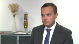 Boom na krajowym rynku nieruchomości mieszkaniowych. Tak dobrze nie było od wielu lat INWESTOR, ,nieruchomości, kupno mieszkania, rynek nieruchomości, kredyt hipoteczny, deweloperzy, kryteria pozacenowe, ceny mieszkań - Na pierwotnym rynku sprzedaży mieszkań trwa nienotowane od wielu lat ożywienie. We wrześniu w samej tylko Warszawie znaleźli się nabywcy na 2,5 tys. lokali, przy czym w większości było to nieruchomości jeszcze nie zbudowane. Największym powodzeniem cieszą się nieduże, 2–3-pokojowe mieszkania. Przybywa osób kupujących za gotówkę.