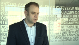 Przed świętami rośnie sprzedaż żywności w sieci. Po tradycyjne produkty sięgają Polacy mieszkający za granicą BIZNES, ,e-commerce, sklepy internetowe, handel w internecie, zakupy przedświąteczne, zakupy online, zakupy świąteczne zakupy internetowe zakupy w Internecie Polacy kupują przez internet - W listopadzie i grudniu wartość obrotów w sklepach internetowych rośnie o jedną trzecią. Ale w okresie świątecznym Polacy kupują w sieci już nie tylko prezenty, lecz także żywność. Coraz więcej tego rodzaju zamówień pochodzi od osób przebywających czasowo lub na stałe za granicą. Do koszyka najczęściej trafiają tradycyjne produkty kojarzone ze świętami. Często klienci z Polski zamawiają takie paczki dla swoich rodzin mieszkających za granicą.