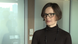 Przed świętami sprzedaż e-booków rośnie nawet o 125 proc. Zakup cyfrowych treści jest wygodny i tańszy BIZNES, ,audiobooki, konsumenci, handel, e-commerce, czytelnictwo, rynek wydawniczy, treści cyfrowe - E-booki i audiobooki są średnio o 20–30 proc. tańsze niż książki w formie drukowanej. Na dodatek można je zamówić w ostatniej chwili, tuż przed pierwszą gwiazdką i podarować w formie eleganckiego vouchera. Oferta wydawnicza jest tak samo szeroka, jak ta w tradycyjnych księgarniach, a cyfrowa literatura jest również wygodna. Wszystko to powoduje, że e-booki i audiobooki biją przed świętami rekordy popularności i są coraz częściej wybieranym prezentem pod choinkę.