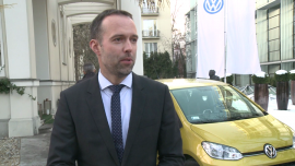 80 proc. Polaków przy zakupie samochodu kieruje się głównie ceną. Większość nie przywiązuje wagi do kosztów eksploatacji BIZNES, , - Z badania przeprowadzonego przez Instytut Millward Brown w październiku 2016 roku wynika, że dla 77 proc. Polaków najważniejszym czynnikiem przy zakupie nowego auta jest jego cena. Znacznie mniejszą wagę przywiązują do kosztów użytkowania, na które składa się m.in. zużycie paliwa i serwisowanie. Ich obniżenie może natomiast wygenerować nawet kilkanaście tysięcy złotych oszczędności w trakcie czteroletniej eksploatacji.