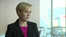 M. Petka-Zagajewska (Raiffeisen Polbank): spadki notowań złotego są przejściowe. Pesymizm inwestorów po wygranej Trumpa w USA na razie nieuzasadniony INWESTOR, , - Obawy związane z wygraną Donalda Trumpa w wyrobach prezydenckich i kształtem nowej polityki fiskalnej Stanów Zjednoczonych oraz czynniki lokalne, m.in. przegłosowane niedawno w Sejmie obniżenie wieku emerytalnego, wpływają na większą awersję inwestorów do ryzyka. To przekłada się na utrzymujące od kilku tygodni spadki notowań polskiej waluty. Zdaniem Marty Petki-Zagajewskiej z Raiffeisen Polbank mają one jednak przejściowy charakter i niedługo złoty odrobi część strat.