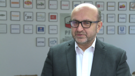 Nowe przepisy o przeciwdziałaniu nieuczciwym praktykom w obrocie produktami rolnymi mogą uderzyć w rolników. Wzrośnie rola pośredników BIZNES, ,przeciwdziałanie nieuczciwemu wykorzystaniu przewagi kontraktowej w obrocie produktami rolnymi, rolnictwo, sklepy, pośrednicy, handel, nieuczciwe praktyki w łańcuchu dostaw, Polska Federacja Producentów Żywności, Andrzej Gantner - Ustawa o przeciwdziałaniu nieuczciwemu wykorzystaniu przewagi kontraktowej w obrocie produktami rolnymi ma wyeliminować nieuczciwe praktyki na każdym etapie łańcucha dostaw. Nowe przepisy nie są jednak wystarczająco precyzyjne – ocenia Andrzej Gantner, dyrektor generalny Polskiej Federacji Producentów Żywności. Jego zdaniem ryzyko wysokich kar może odstraszyć handlowców od zawierania umów z małymi podmiotami, a przetwórcy mogą przestać kupować surowce bezpośrednio od rolników. To oznacza, że część handlu przejdzie prawdopodobnie w ręce pośredników.