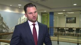 Rekordowy rok na rynku deweloperskim. Do sprzedaży trafiło przeszło 58 tys. mieszkań, najwięcej od dekady BIZNES, ,rynek nieruchomości, ceny mieszkań, popyt na mieszkania, niedobór, Mieszkanie dla Młodych, MdM, nieruchomości, deweloperzy, deweloperzy zyskują na MDM - 2016 rok będzie najprawdopodobniej rekordowy na deweloperskim rynku nieruchomości mieszkaniowych. Do klientów może trafić nawet 58 tys. lokali, najwięcej od 2006 roku. Branży sprzyja wysoki nadal niedobór mieszkań na tysiąc mieszkańców: w Polsce to nieco ponad 360, gdy średnia dla Unii Europejskiej wynosi 435. Duże znaczenie ma również koniunktura gospodarcza oraz program Mieszkanie dla Młodych. Rośnie udział klientów gotówkowych w transakcjach.